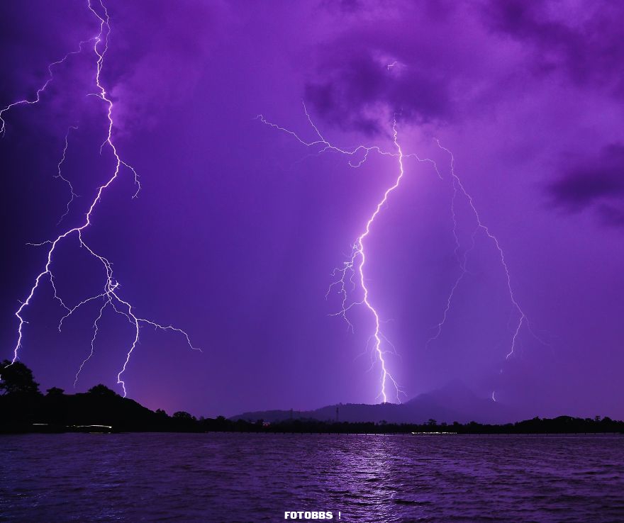 Lightnings-by-swetun-Myanmar-5e58e31800740__880.jpg