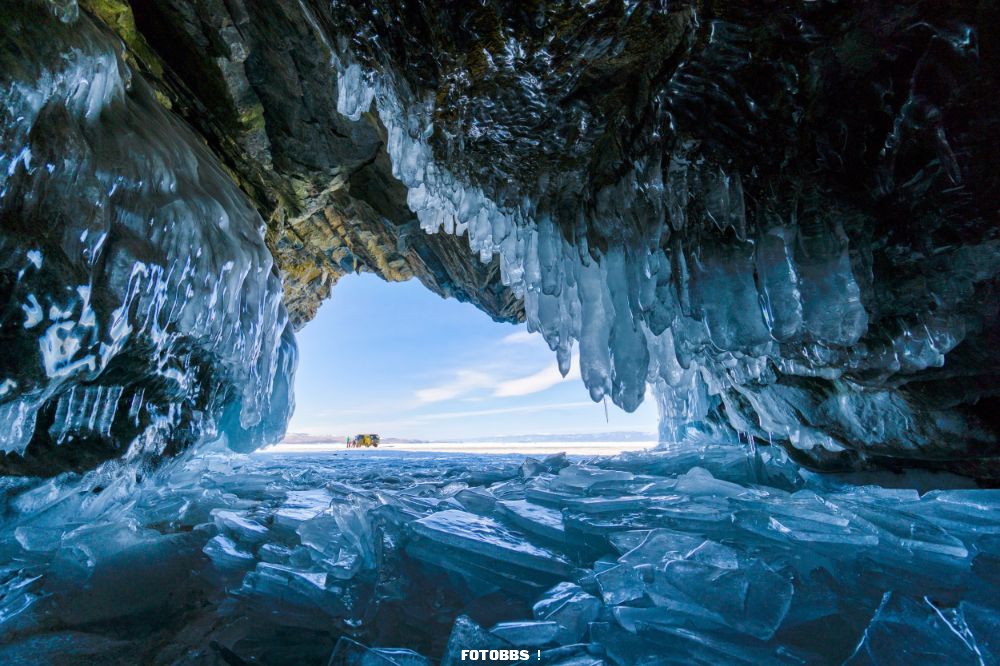 Sabrina_Inderbitzi_Ice_cave.jpg