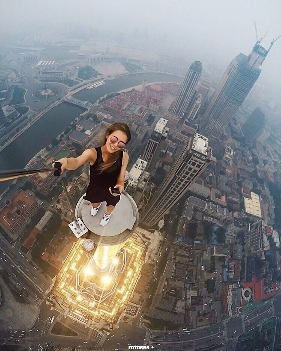 risky-dangerous-selfies-russia-angela-nikolau-8.jpg
