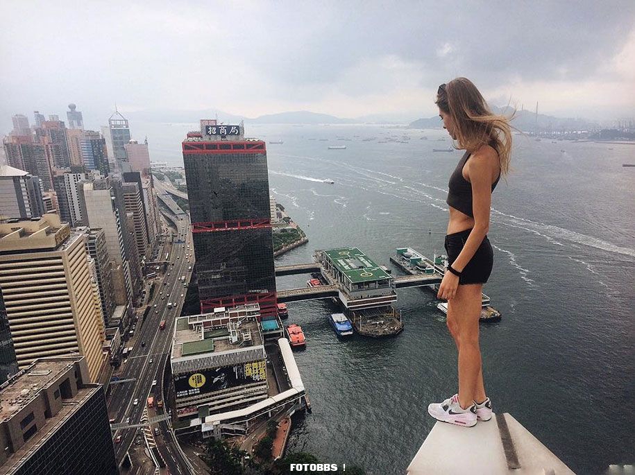 risky-dangerous-selfies-russia-angela-nikolau-4.jpg