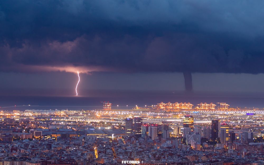 Carlos_Castillejo_Balsera_-_Waterspout_in_Barcelona.jpg