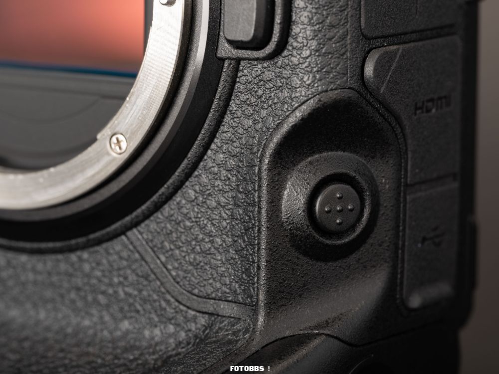 Nikon_Z9_AF_control_button.jpg